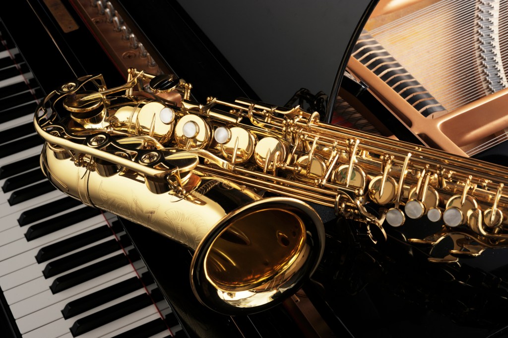 Sassofono appoggiato su un pianoforte a coda