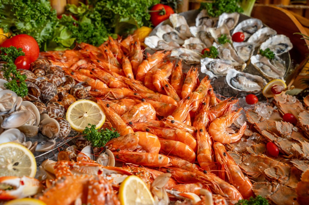 Buffet di crudi di mare su ghiaccio