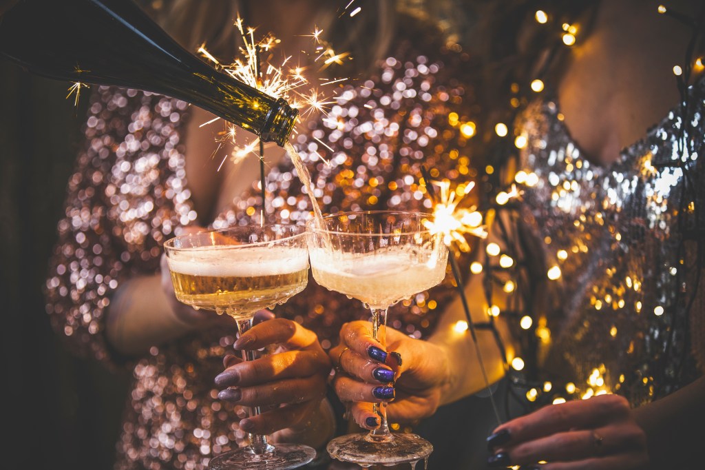 Brindisi con calici di champagne per San Silvestro