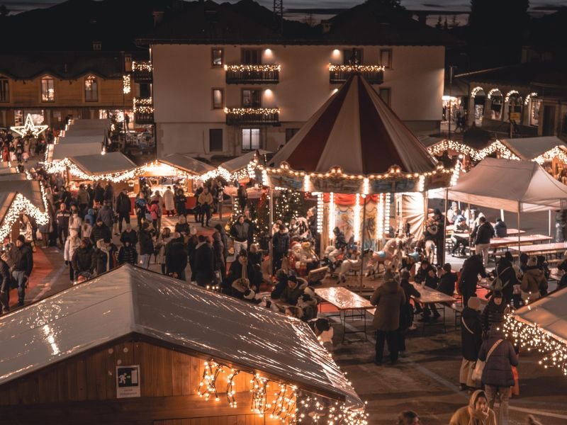 Mercatini di Natale a Castione della Presolana, casette illuminate e carosello