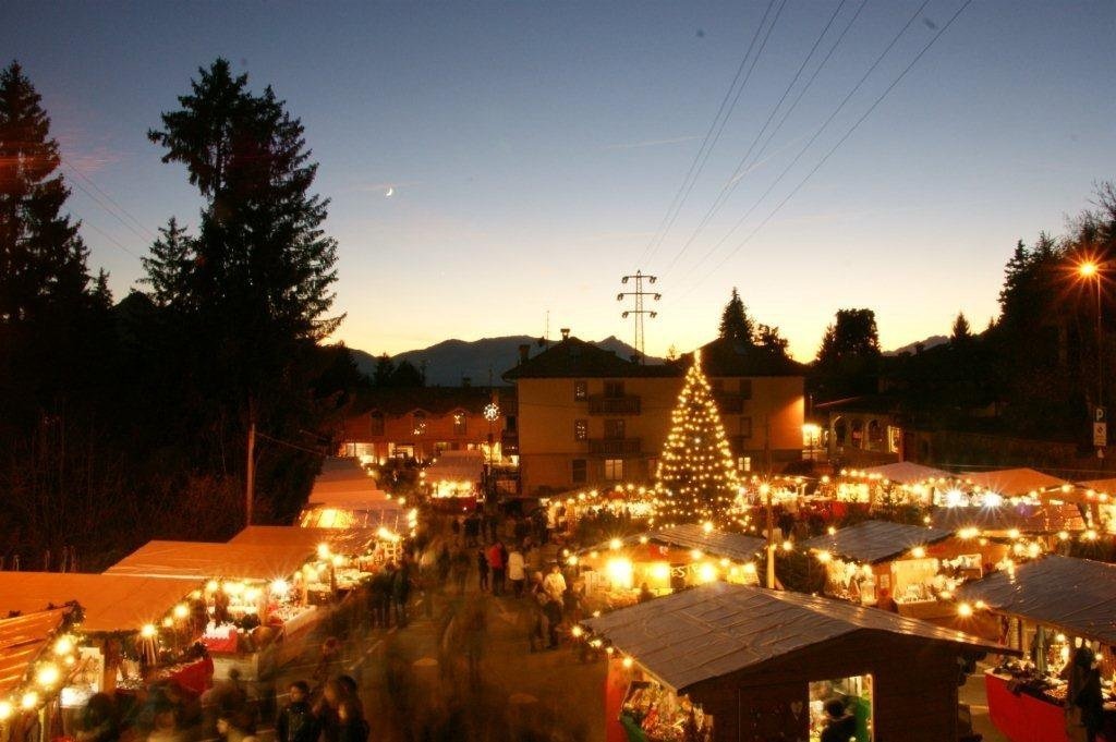 Mercatini di Natale di Castione della Presolana al tramonto, con l'albero illuminato