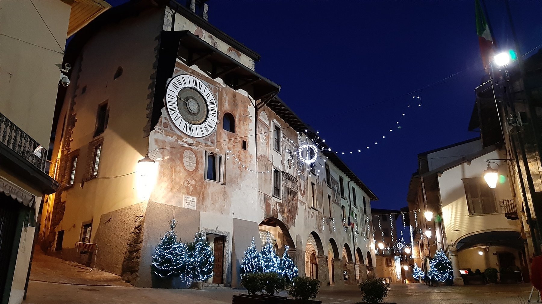 Clusone, Piazza Orologio con gli alberi di Natale illuminati